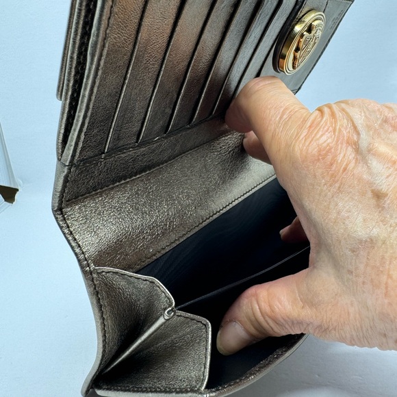 Gucci Patent Hysteria Continenta Gold Metallic Bi fold Wallet 23693 - Picture 7 of 8